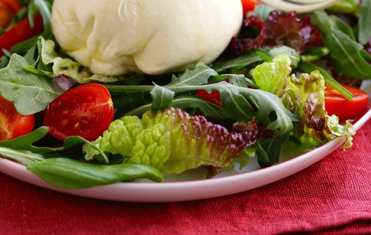 mozzarella-burrata-salad-PE4XNBY_SALAT